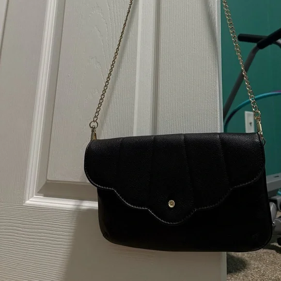 LC Lauren Conrad Black Quilted Scallop Crossbody Bag - Picture 2 of 3